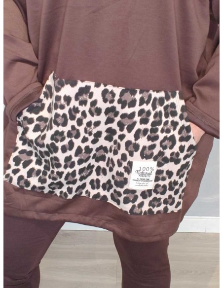 Kængurulomme med leopardprint på brun tunika – TIPPY