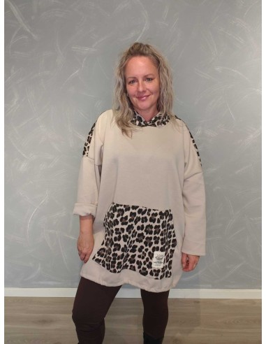 Sandfarvet tunika i viskosemix med leopardprint og kængurulomme – TIPPY Collection