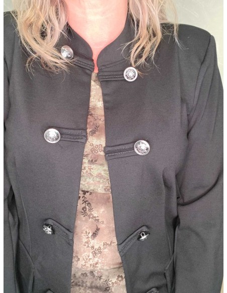 Dekorative knapper på sort uniformsblazer – TIPPY