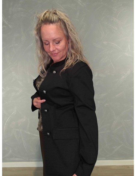 Nærbillede af pyntelommer på sort blazer – TIPPY Collection