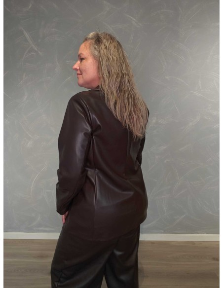 Bagside af brun læderlookjakke til kvinder – TIPPY