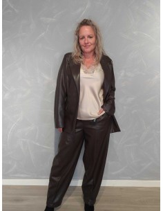 Brune barrel bukser i læderlook med dobbelt knaplukning – TIPPY Collection 2