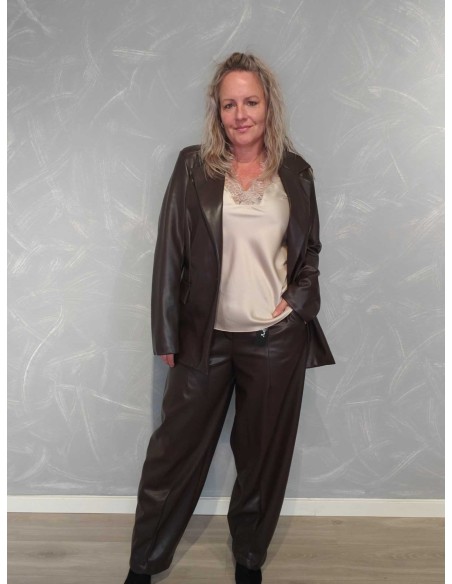 Brune barrel bukser i læderlook med dobbelt knaplukning – TIPPY Collection