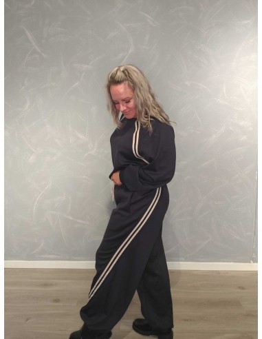 Nærbillede af snoede striber på navy sweatsæt – TIPPY