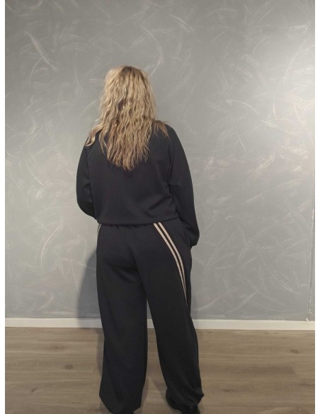 Bagside af navy sweatsæt med snoede striber – TIPPY