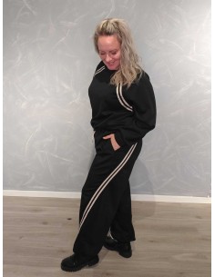 “Sort sweatsæt med bluse, bukser og snoede striber – TIPPY Italian Select 2