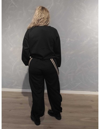 “Bagside af sort sweatsæt med snoede striber – TIPPY