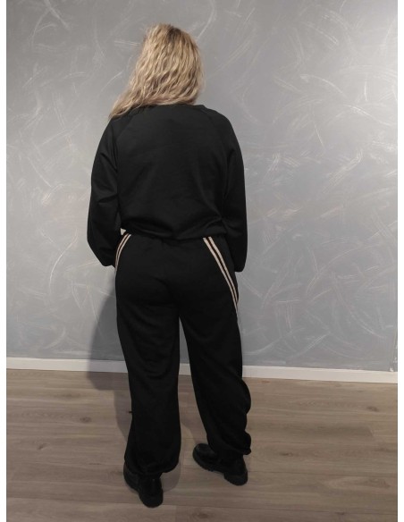 “Bagside af sort sweatsæt med snoede striber – TIPPY