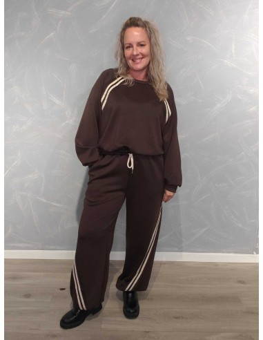 Brunt sweatsæt med bluse, bukser og snoede striber – TIPPY Italian Select