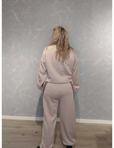 Bagside af sandfarvet sweatsæt med snoede striber – TIPPY