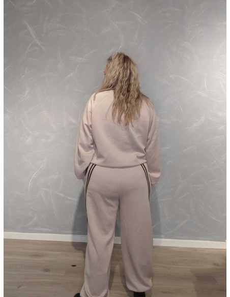 Bagside af sandfarvet sweatsæt med snoede striber – TIPPY