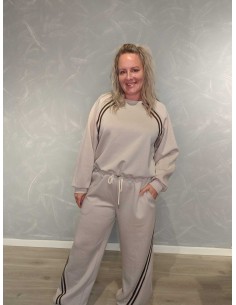 Sandfarvet sweatsæt med bluse, bukser og snoede striber – TIPPY Italian Select