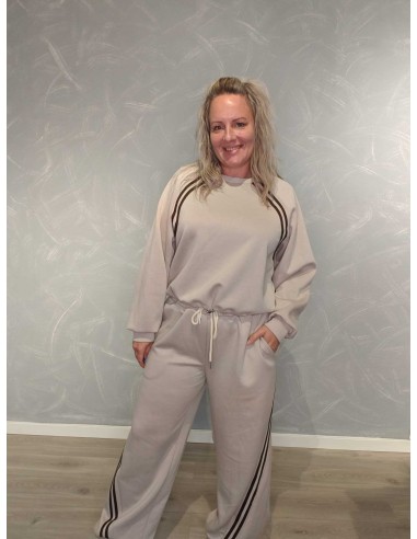 Sandfarvet sweatsæt med bluse, bukser og snoede striber – TIPPY Italian Select