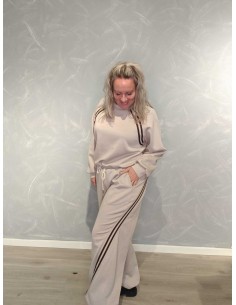 Sandfarvet sweatsæt med bluse, bukser og snoede striber – TIPPY Italian Select 2