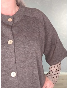 Brun ensfarvet cardigan i polyester og viskose med vide 3/4-ærmer – DESIGN by TIPPY 2