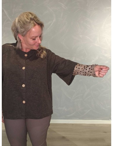 Nærbillede af vide 3/4-ærmer på brun cardigan i polyester og viskose – TIPPY