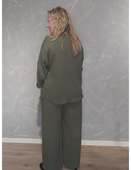 Bagside af armygrønt sæt med bluse og bukser – TIPPY