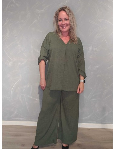 Armygrønt sæt med bluse og bukser i strukturstof – TIPPY Collection