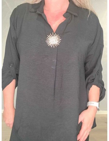 Solbroche ved udskæringen på sort bluse – TIPPY