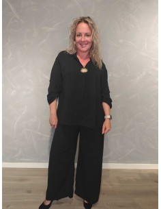 Sort sæt med bluse, vide bukser og solbroche – TIPPY Collection