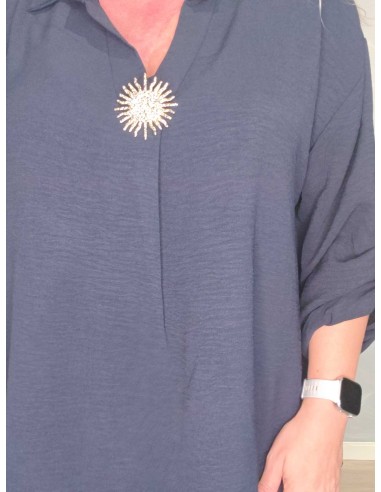Solbroche ved udskæringen på navy bluse – TIPPY