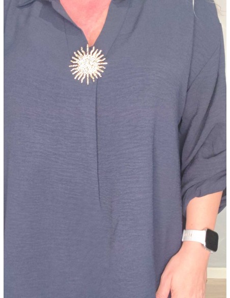 Solbroche ved udskæringen på navy bluse – TIPPY