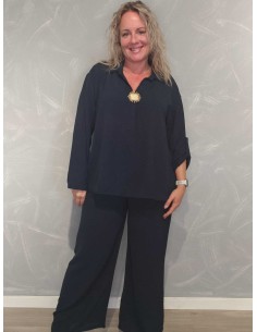 Navy sæt med bluse, vide bukser og solbroche – TIPPY Collection