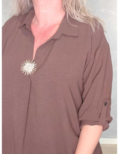 Solbroche ved udskæringen på brun bluse – TIPPY