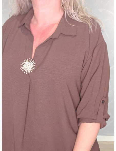Solbroche ved udskæringen på brun bluse – TIPPY
