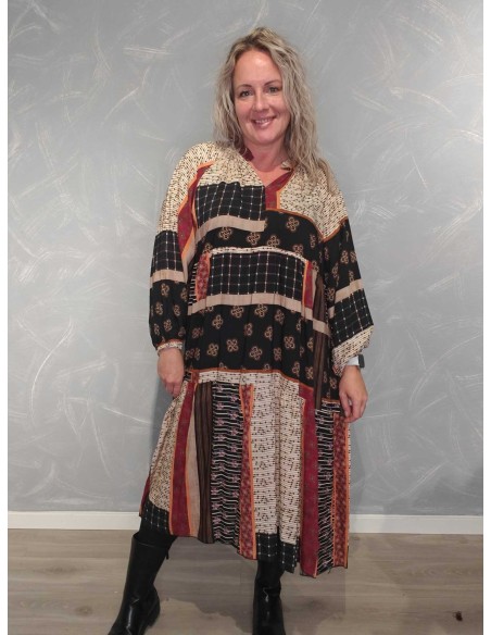 Sort maxikjole i viskose med mønstermix – TIPPY Collection
