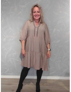 Taupe ensfarvet kjole i viskose og elastan med blondedetaljer og knapper – TIPPY Collection