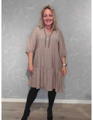 Taupe ensfarvet kjole i viskose og elastan med blondedetaljer og knapper – TIPPY Collection