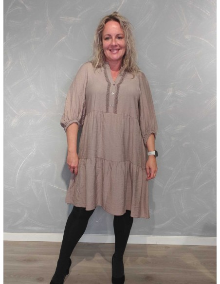 Taupe ensfarvet kjole i viskose og elastan med blondedetaljer og knapper – TIPPY Collection
