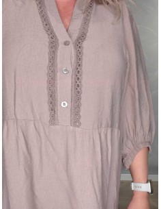 Taupe ensfarvet kjole i viskose og elastan med blondedetaljer og knapper – TIPPY Collection 2