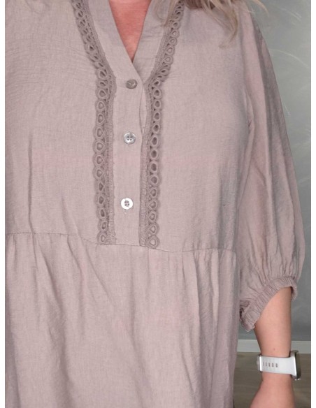 Blondedetaljer og knapper på taupe kjole – TIPPY