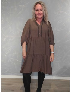 Brun ensfarvet kjole i viskose og elastan med blondedetaljer og knapper – TIPPY Collection