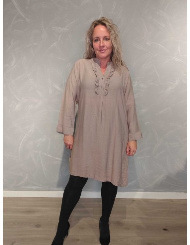Taupe ensfarvet kjole i viskose og elastan med flæsestolpe og knapper – TIPPY Collection