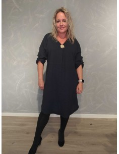 Navy kjole i viskose og polyester med broche ved V-udskæringen – TIPPY Collection