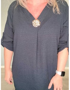Navy kjole i viskose og polyester med broche ved V-udskæringen – TIPPY Collection 2