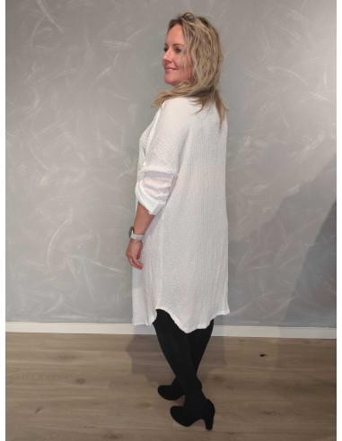 Bagside af hvid kjole i strukturstof – TIPPY