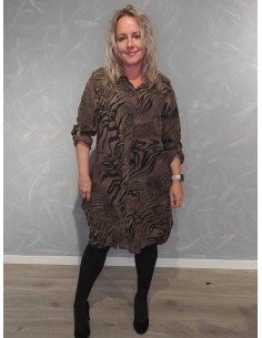 Brun skjorte i 100% viskose med dyreprint, knapper og lang pasform – TIPPY Collection