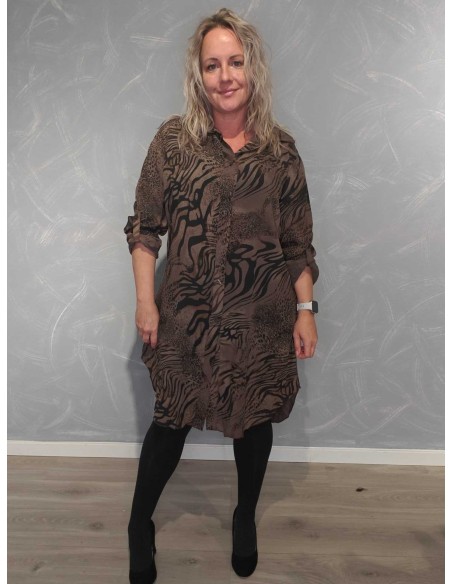 Brun skjorte i 100% viskose med dyreprint, knapper og lang pasform – TIPPY Collection