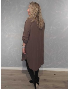 Brun ensfarvet skjorte i 100% viskose med knapper og lang pasform – TIPPY Collection 2