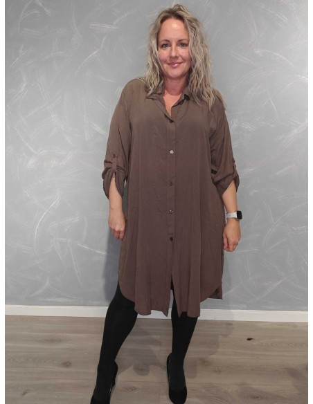Brun ensfarvet skjorte i 100% viskose med knapper og lang pasform – TIPPY Collection