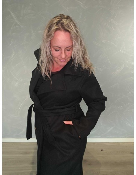 Nærbillede af lommer på sort trenchcoat i polyester – TIPPY