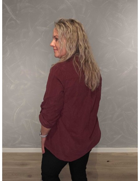 Bagside af bordeaux skjortebluse til kvinder – TIPPY