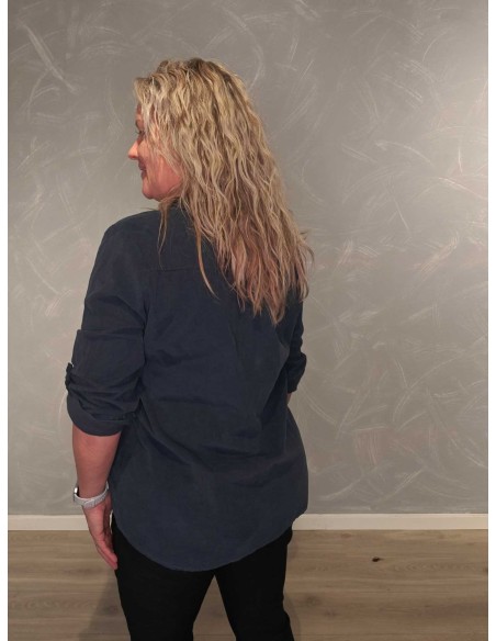 Bagside af navy skjortebluse i babyfløjl – TIPPY