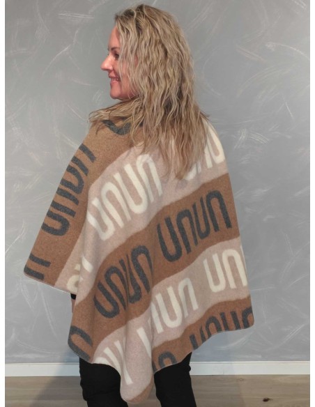 Bagside af beige og sandfarvet poncho med kontrastmønster – TIPPY