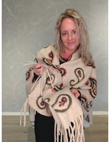 Nærbillede af grafisk print og frynser på beige poncho – TIPPY