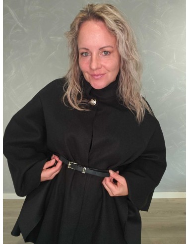 Nærbillede af bælte  på sort cape i polyester – TIPPY